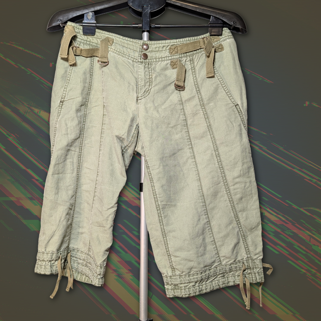 Free People sz 6 Army Green Capri Pants, Pockets! Adorable buckles detailing